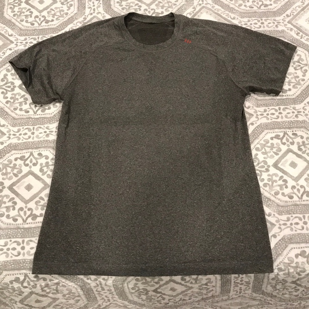 Lululemon workout top - M